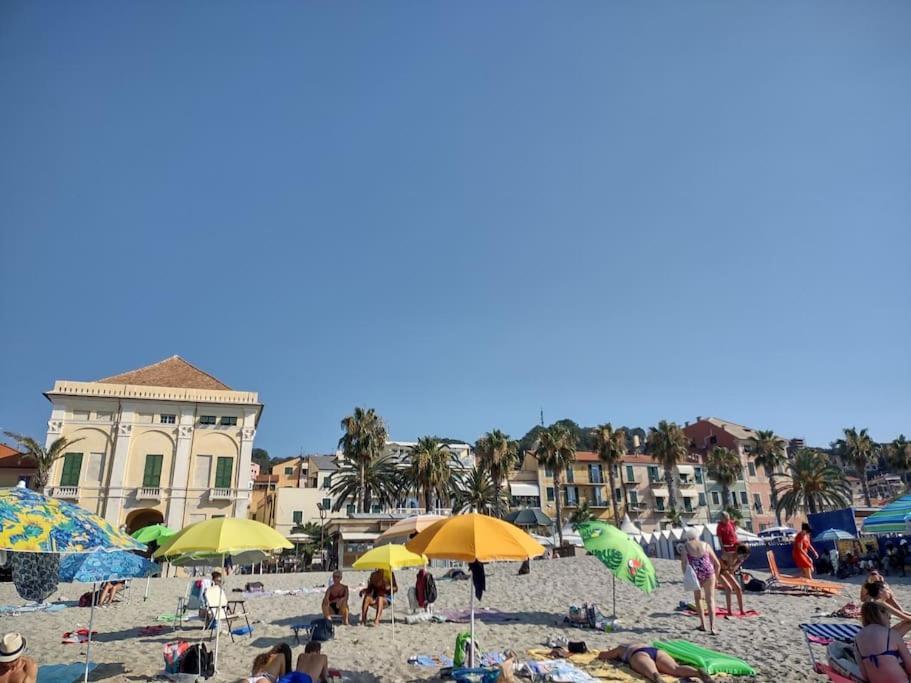Silver Sands Finale Ligure - Traditional Apartment - 4 Beds & Terrace By The Beach エクステリア 写真