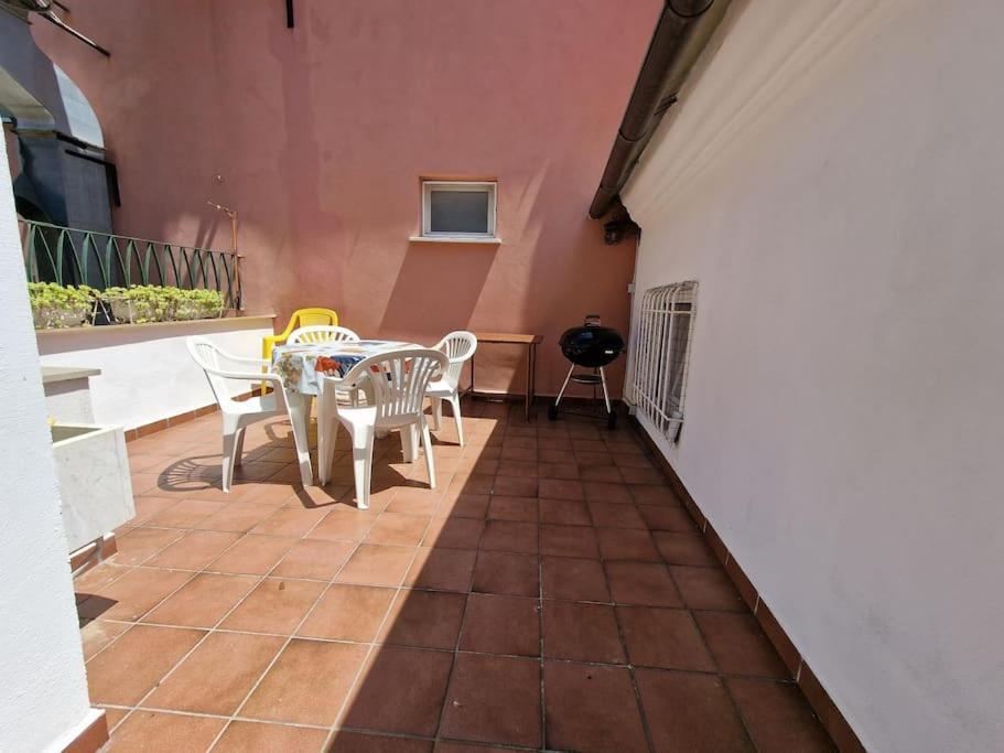 Silver Sands Finale Ligure - Traditional Apartment - 4 Beds & Terrace By The Beach エクステリア 写真