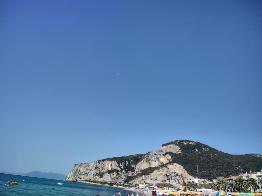 Silver Sands Finale Ligure - Traditional Apartment - 4 Beds & Terrace By The Beach エクステリア 写真